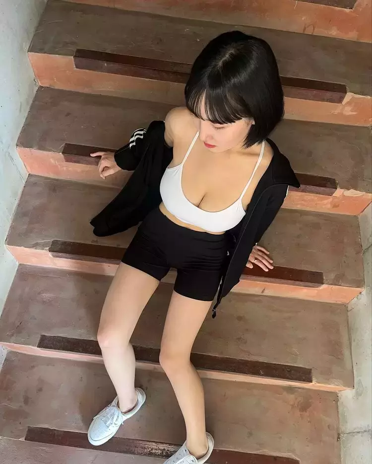 网路传言《奶头位置大剖析》据说就是看耳垂的下面就会刚好对到~真？