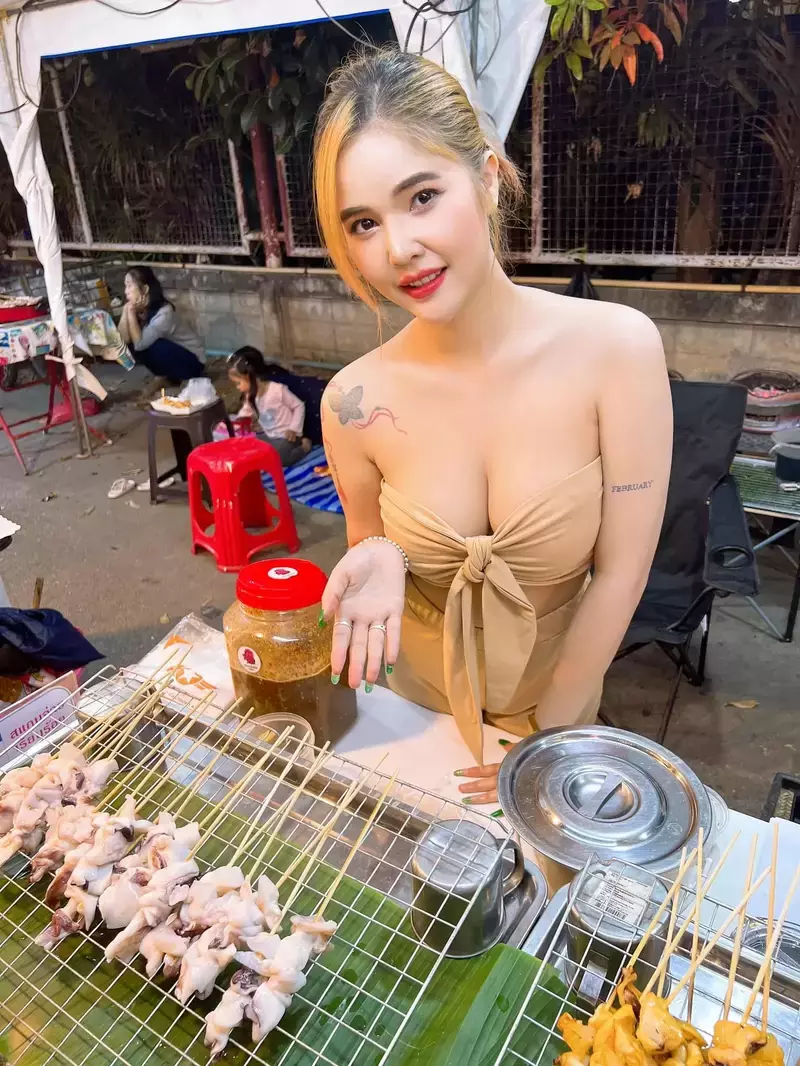 《泰国炭烤花枝》据说好吃的关键就是要把海鲜的鲜度给提出来