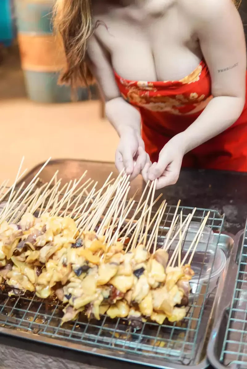 《泰国炭烤花枝》据说好吃的关键就是要把海鲜的鲜度给提出来