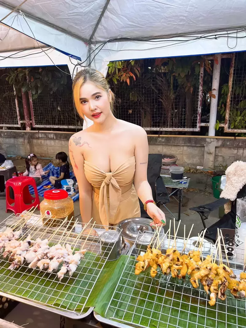 《泰国炭烤花枝》据说好吃的关键就是要把海鲜的鲜度给提出来