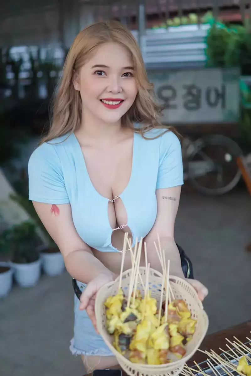 《泰国炭烤花枝》据说好吃的关键就是要把海鲜的鲜度给提出来