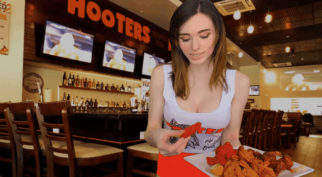 性感波霸餐厅《Hooters辣妹ASMR》让你尽享口福与眼福的极致感官刺激