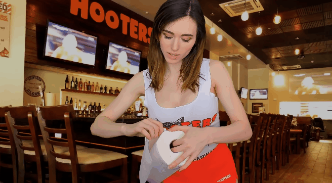 性感波霸餐厅《Hooters辣妹ASMR》让你尽享口福与眼福的极致感官刺激