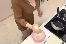 《巨乳秘书的料理小教室》做菜的过程我很仔细看，但重看一遍我才发现她做的是番茄猪肉片