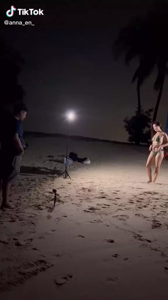 《写真拍摄现场模样》那些超辣性感照的背后，是摄影师不断乔乔乔出来的结果