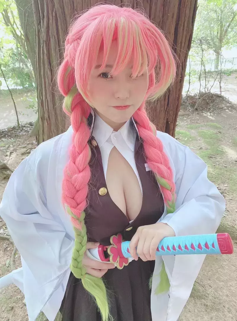 本郷柚巴cos《鬼灭之刃 甘露寺蜜璃》鬼杀队的女生都在穿敞胸装吗? 本郷柚巴cos《鬼灭之刃 甘露寺蜜璃》鬼杀队的女生都在穿敞胸装吗?