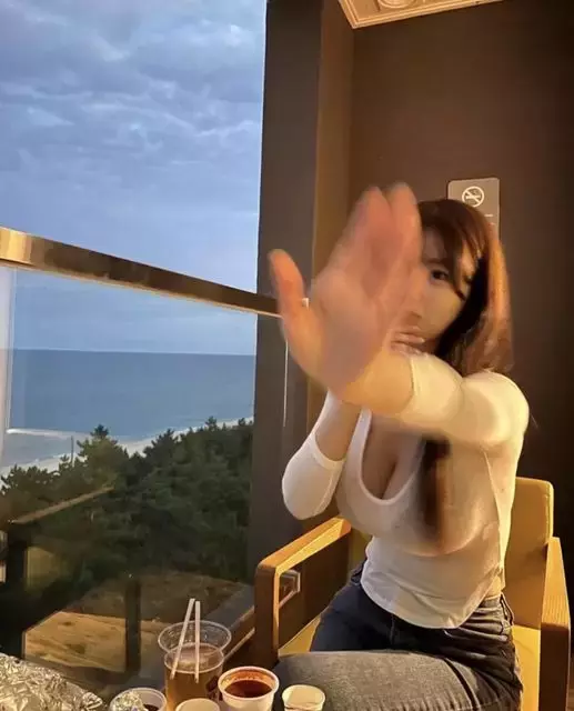 网友神出《鼻要拍人家拉》IG正妹，原来是一位韩国辣妹，还有一个youtube频道这边分享给大家(推)