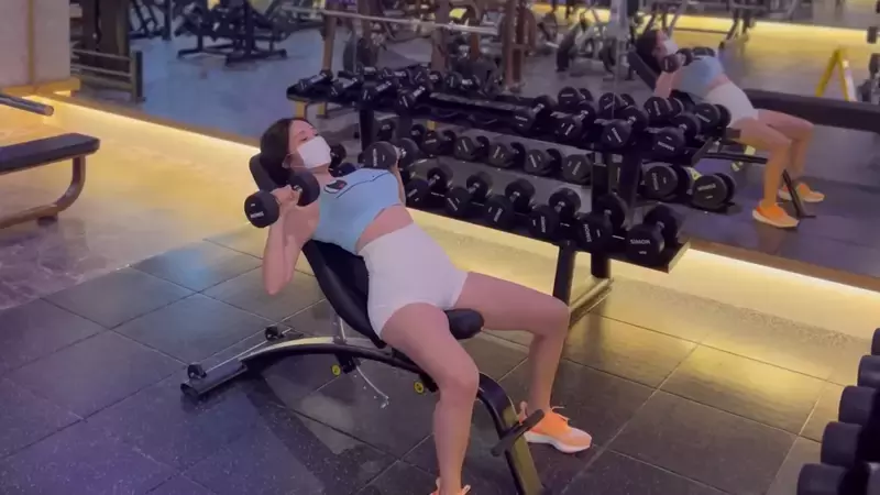 《妙蛙种子做运动》我很仔细看这个握推有没有撞到？