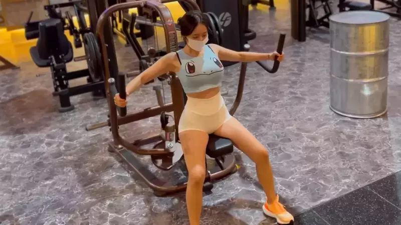 《妙蛙种子做运动》我很仔细看这个握推有没有撞到？