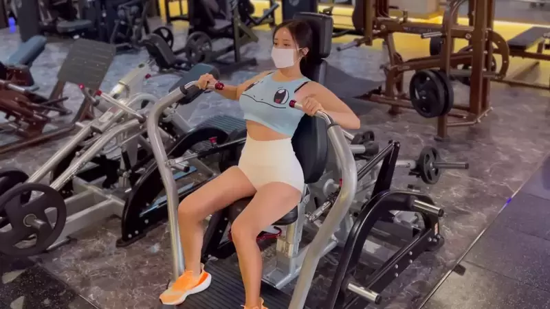 《妙蛙种子做运动》我很仔细看这个握推有没有撞到？