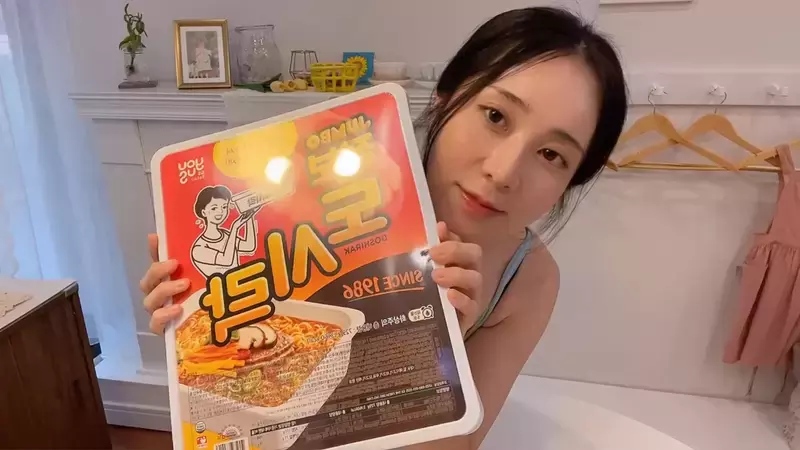 韩国美女挑战《8.5人份泡面》如果不是大胃王来应该很难KO这一碗