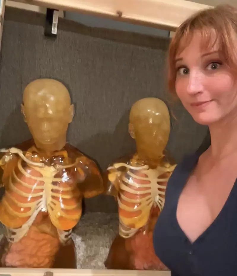 胸勇女战士的击打影片 试试看各种武器对凝胶假人所造成的伤害