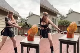 胸勇女战士的击打影片 试试看各种武器对凝胶假人所造成的伤害