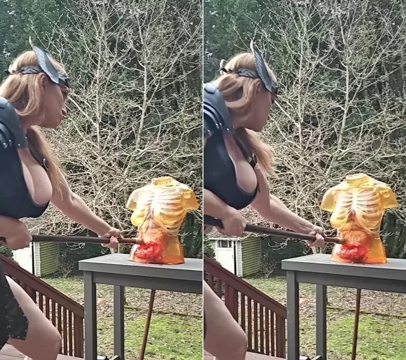 胸勇女战士的击打影片 试试看各种武器对凝胶假人所造成的伤害