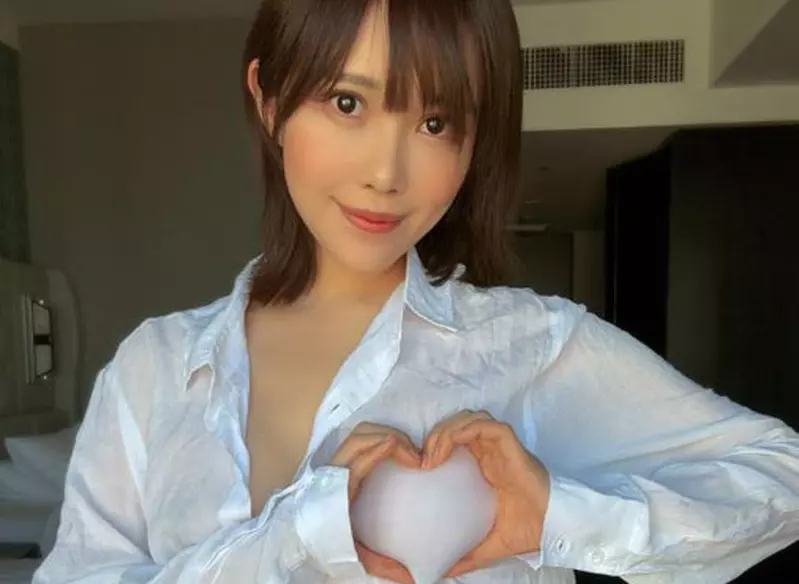 号称只有大胸女孩才做得到的「心型奶」,2025年的现在还有人记得这招「双手压奶比爱心」 吗? 号称只有大胸女孩才做得到的「心型奶」,2025年的现在还有人记得这招「双手压奶比爱心」 吗?