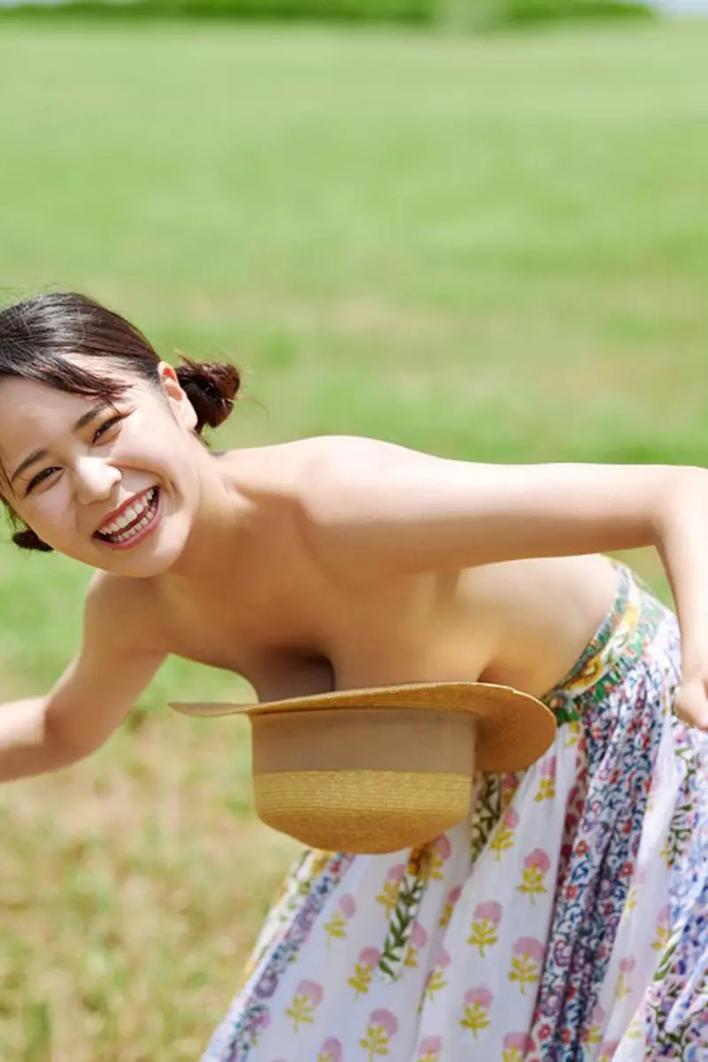 拥有日规L罩杯的《田野忧》首支电子写真集推出,话说那个向日葵不是应该朝向太阳的角度吗!? 拥有日规L罩杯的《田野忧》首支电子写真集推出,话说那个向日葵不是应该朝向太阳的角度吗!?