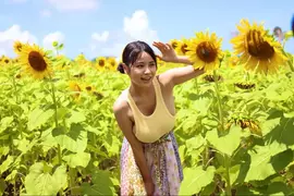 拥有日规L罩杯的《田野忧》首支电子写真集推出，话说那个向日葵不是应该朝向太阳的角度吗！？