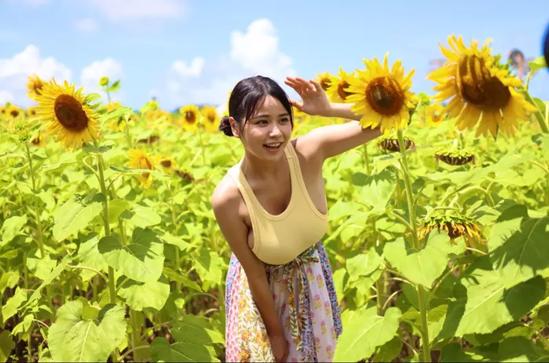 拥有日规L罩杯的《田野忧》首支电子写真集推出,话说那个向日葵不是应该朝向太阳的角度吗!? 拥有日规L罩杯的《田野忧》首支电子写真集推出,话说那个向日葵不是应该朝向太阳的角度吗!?