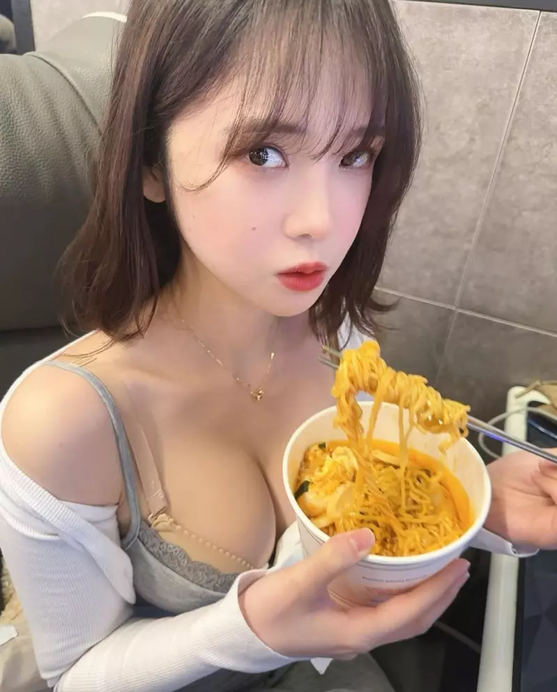 吃泡面不会滴到衣服的方法 韩国正妹《yuuu_lovely》在胸口夹一张卫生纸就搞定一切 吃泡面不会滴到衣服的方法 韩国正妹《yuuu_lovely》在胸口夹一张卫生纸就搞定一切