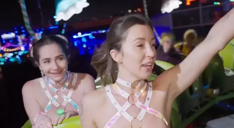 无胸罩冒险《BralessGirlsTV》的云霄飞车初体验