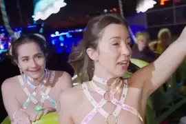 无胸罩冒险《BralessGirlsTV》的云霄飞车初体验