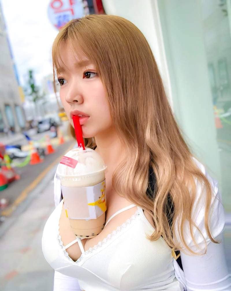 巨乳女孩间的新流行《放手喝珍珠》单手拿珍珠不够看，珍珠奶茶就要这样喝...