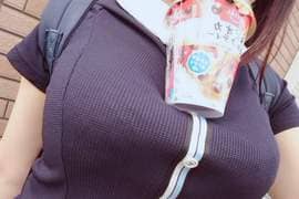 巨乳爱好者注意《冈田ゆい完美呈现乳袋T恤》要看起来不像乳帐像乳袋原来立体剪裁很重要XD