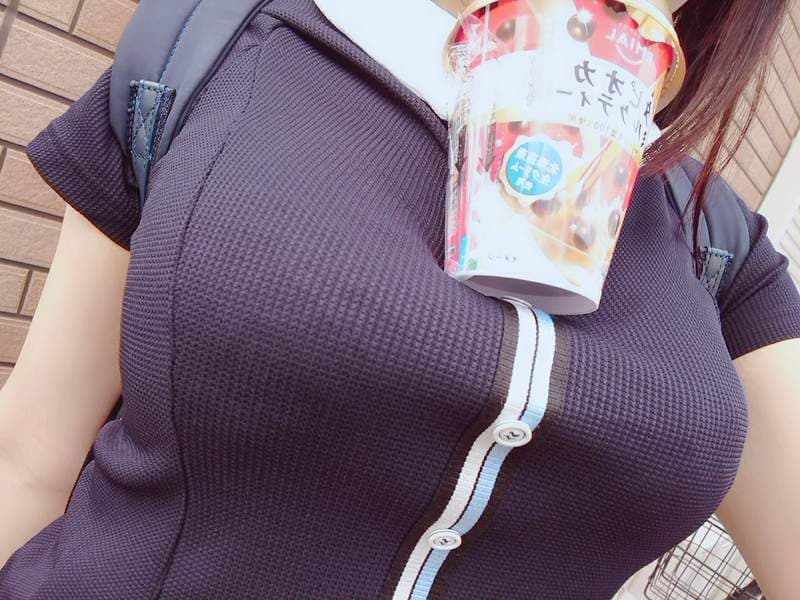 巨乳爱好者注意《冈田ゆい完美呈现乳袋T恤》要看起来不像乳帐像乳袋原来立体剪裁很重要XD