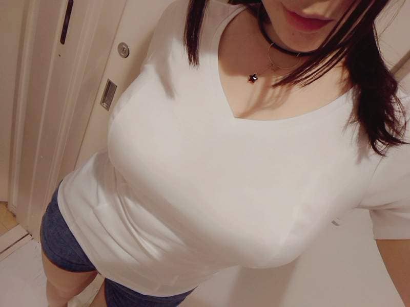 巨乳爱好者注意《冈田ゆい完美呈现乳袋T恤》要看起来不像乳帐像乳袋原来立体剪裁很重要XD