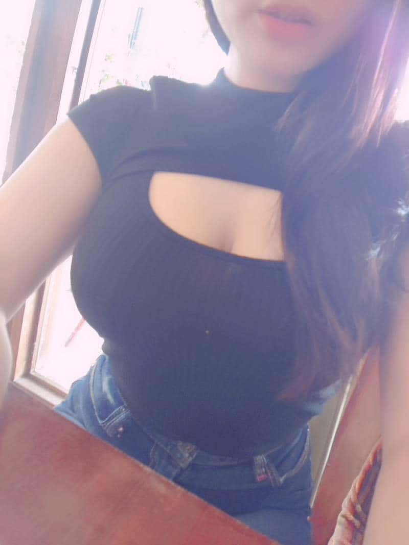 Coser冈田ゆい《各种关于巨乳的展现》穿衣服不只完全变形更是放任两颗欧派晃压晃