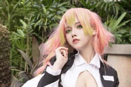 鬼灭之刃cos恋柱《甘露寺蜜璃》别看这样露胸的暴露造型，其实偶一害羞就会脸红呢