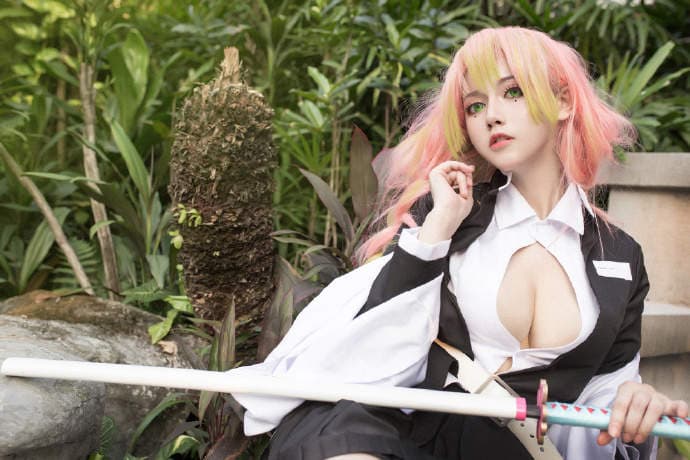 鬼灭之刃cos恋柱《甘露寺蜜璃》别看这样露胸的暴露造型，其实偶一害羞就会脸红呢