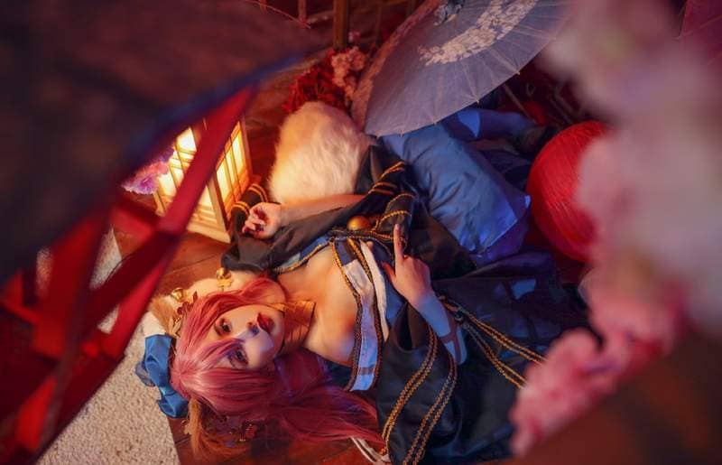 鬼灭之刃cos恋柱《甘露寺蜜璃》别看这样露胸的暴露造型，其实偶一害羞就会脸红呢