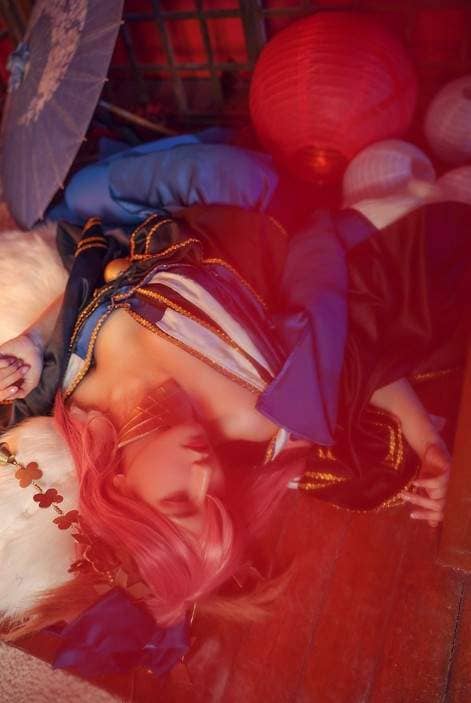 鬼灭之刃cos恋柱《甘露寺蜜璃》别看这样露胸的暴露造型，其实偶一害羞就会脸红呢