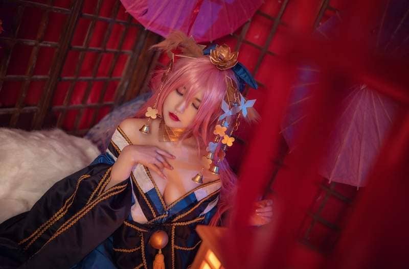 鬼灭之刃cos恋柱《甘露寺蜜璃》别看这样露胸的暴露造型，其实偶一害羞就会脸红呢