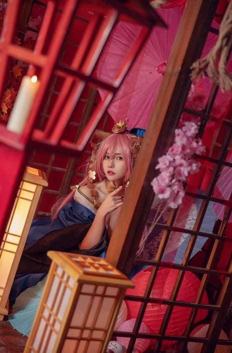 鬼灭之刃cos恋柱《甘露寺蜜璃》别看这样露胸的暴露造型，其实偶一害羞就会脸红呢