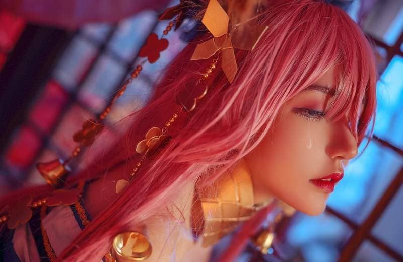 鬼灭之刃cos恋柱《甘露寺蜜璃》别看这样露胸的暴露造型，其实偶一害羞就会脸红呢