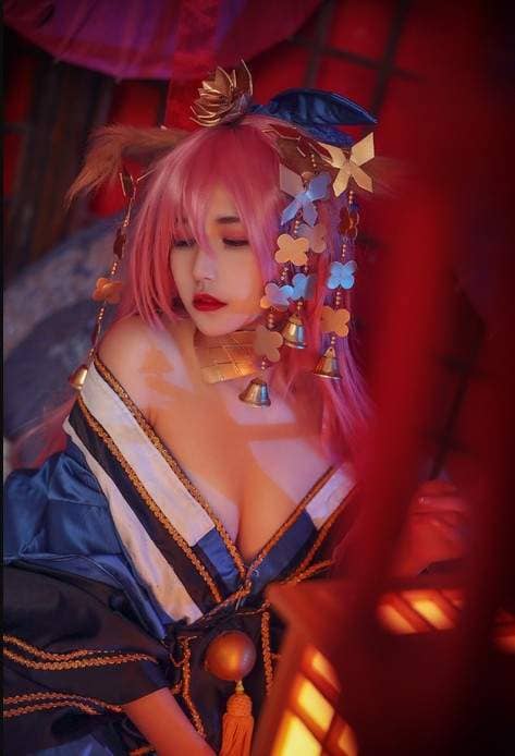 鬼灭之刃cos恋柱《甘露寺蜜璃》别看这样露胸的暴露造型，其实偶一害羞就会脸红呢