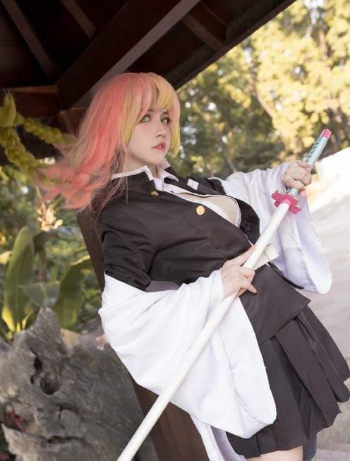 鬼灭之刃cos恋柱《甘露寺蜜璃》别看这样露胸的暴露造型，其实偶一害羞就会脸红呢