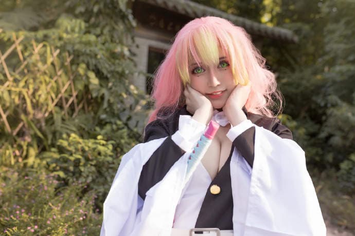 鬼灭之刃cos恋柱《甘露寺蜜璃》别看这样露胸的暴露造型，其实偶一害羞就会脸红呢