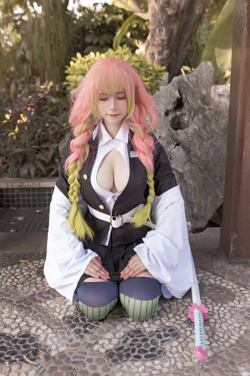 鬼灭之刃cos恋柱《甘露寺蜜璃》别看这样露胸的暴露造型，其实偶一害羞就会脸红呢