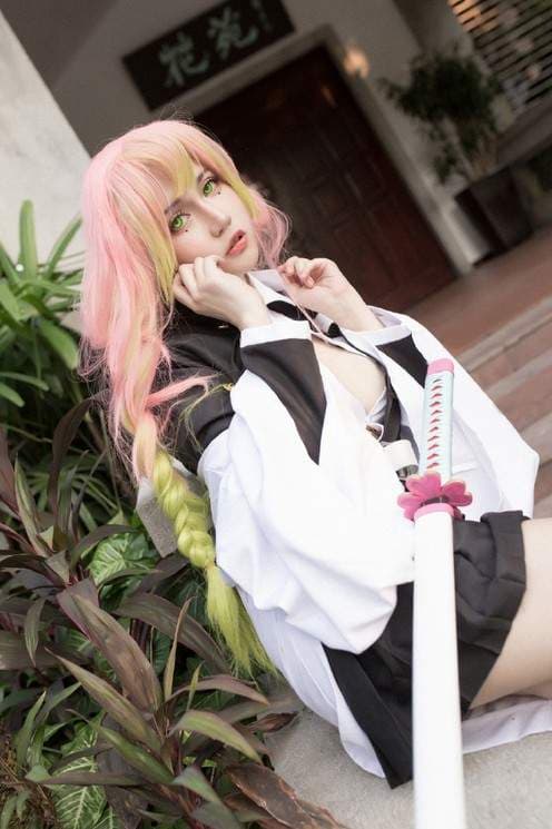 鬼灭之刃cos恋柱《甘露寺蜜璃》别看这样露胸的暴露造型，其实偶一害羞就会脸红呢
