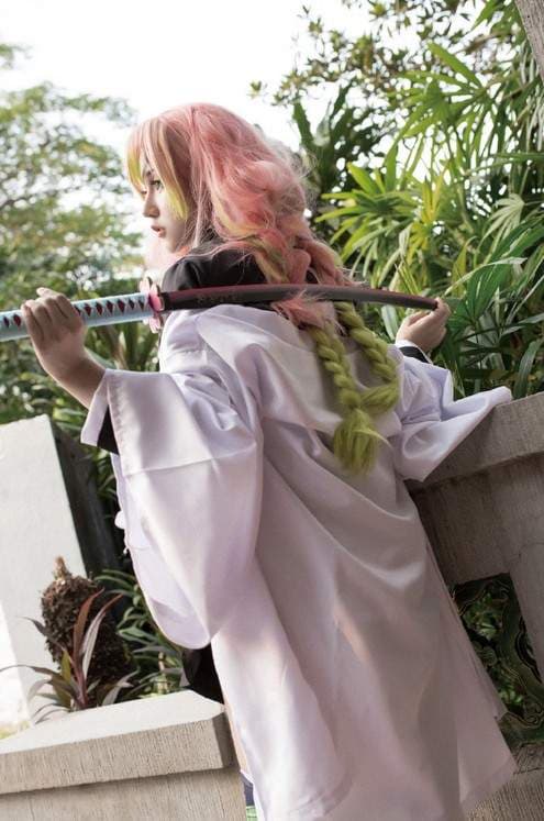 鬼灭之刃cos恋柱《甘露寺蜜璃》别看这样露胸的暴露造型，其实偶一害羞就会脸红呢