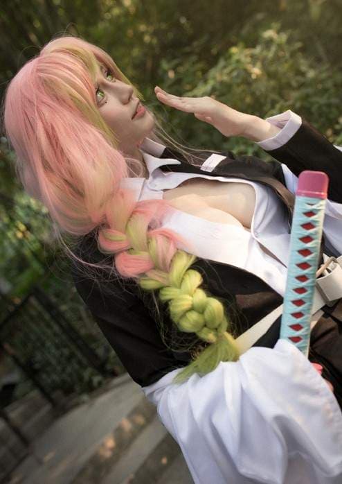 鬼灭之刃cos恋柱《甘露寺蜜璃》别看这样露胸的暴露造型，其实偶一害羞就会脸红呢