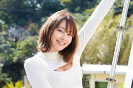 美乳youtuber《桥本甜歌》杂志写真展现无比的性感