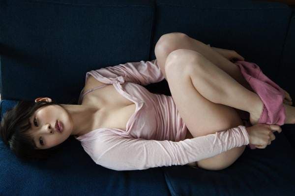 《速脱T恤的两种方式》即便都会了但神谷惠里奈丰的脱法依然好看❤