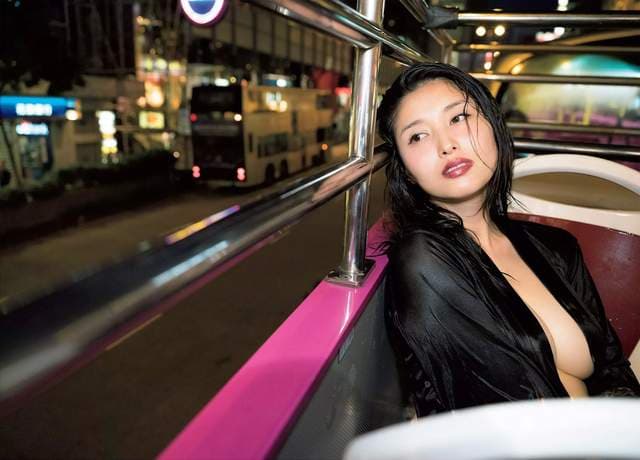 国民情妇《桥本爱实》最新写真集在香港街头大胆裸身湿透透...