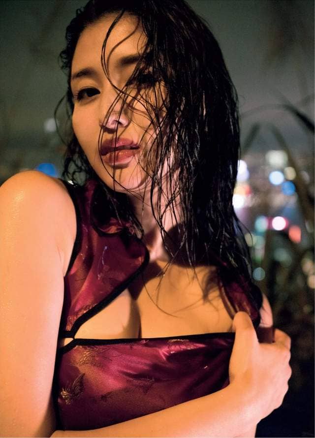 国民情妇《桥本爱实》最新写真集在香港街头大胆裸身湿透透...