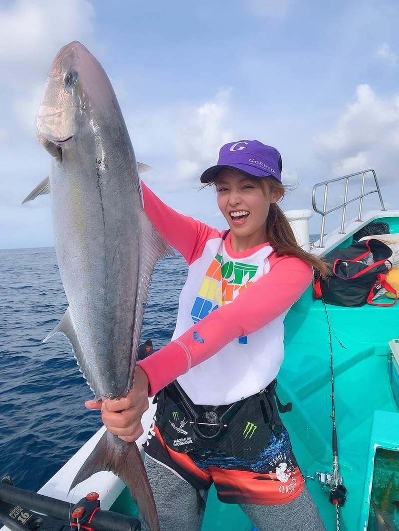 正港鱼干妹《吉野七宝实》VR写真新作品也不忘放两条鳟鱼在胸前❤	