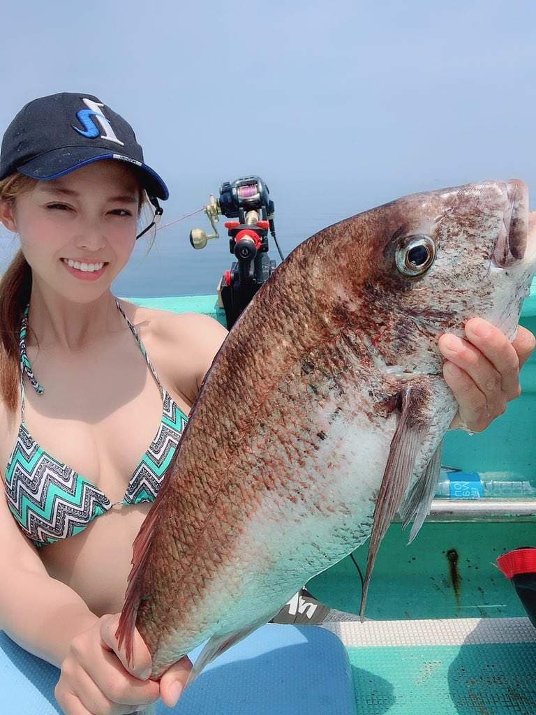 正港鱼干妹《吉野七宝实》VR写真新作品也不忘放两条鳟鱼在胸前❤	